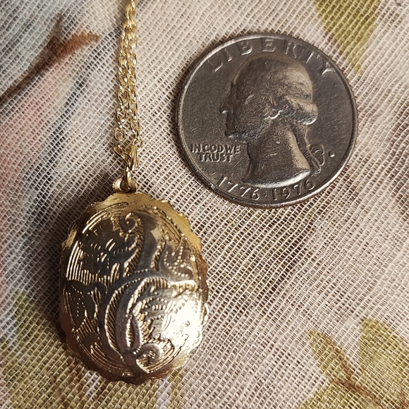 Gold Tone Double Picture Double Sided Locket Embossed Scalloped Edge Necklace - Picture 2 of 13